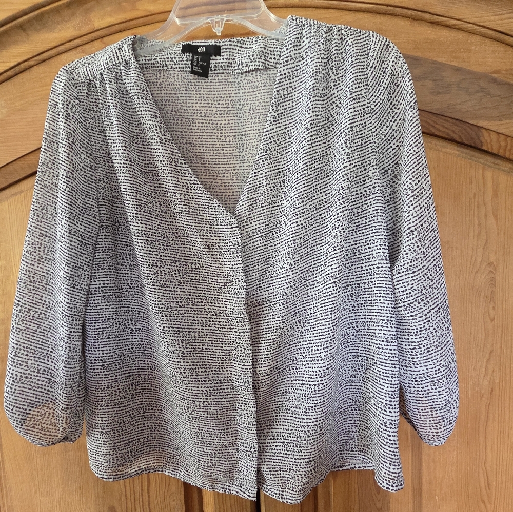 H&M White w/Black Dot-Dash Print V-Neck Loose Fit Blouse Hidden Buttons Sz 2
